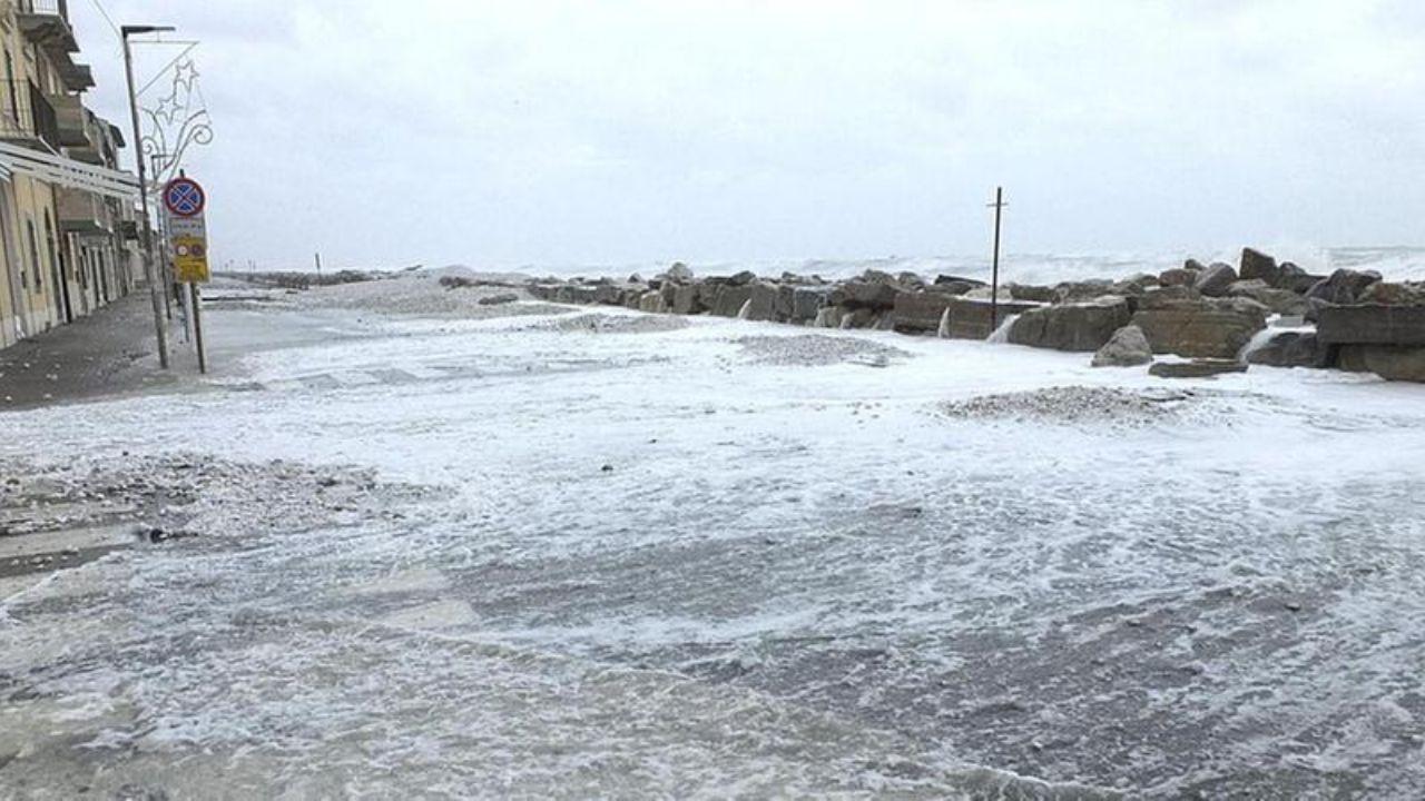 La mareggiata a Marina di Pisa (Foto di Fabio Muzzi)