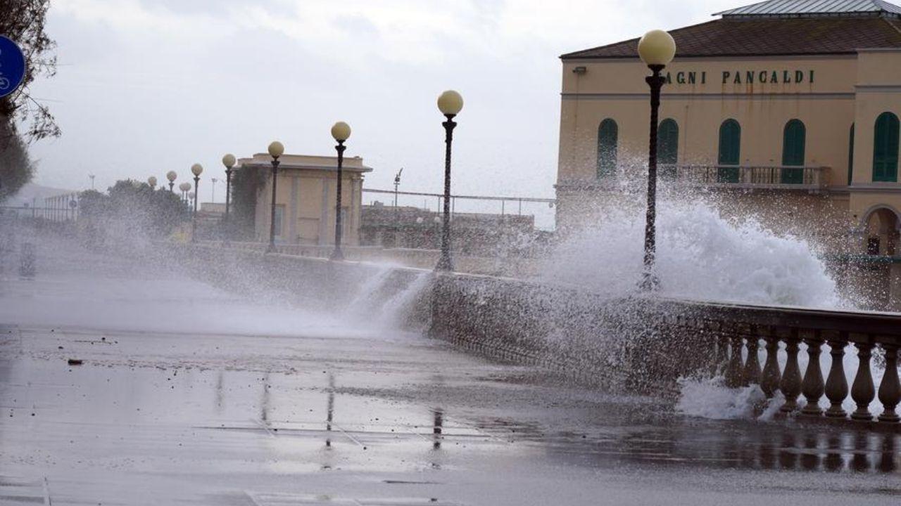 La mareggiata a Livorno (Foto di Franco Silvi)