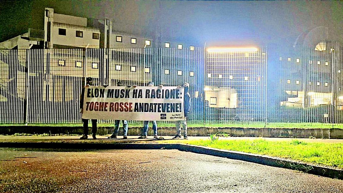 Lo striscione esposto davanti al Tribunale di Prato