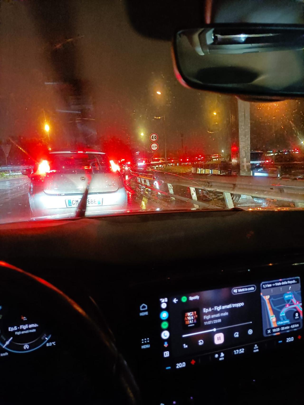 
	Le auto in coda nel traffico

