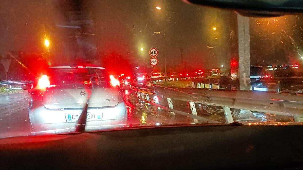 Le auto in coda nel traffico