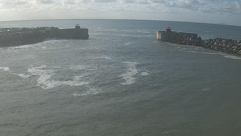 Il molo del porto (a destra) danneggiato