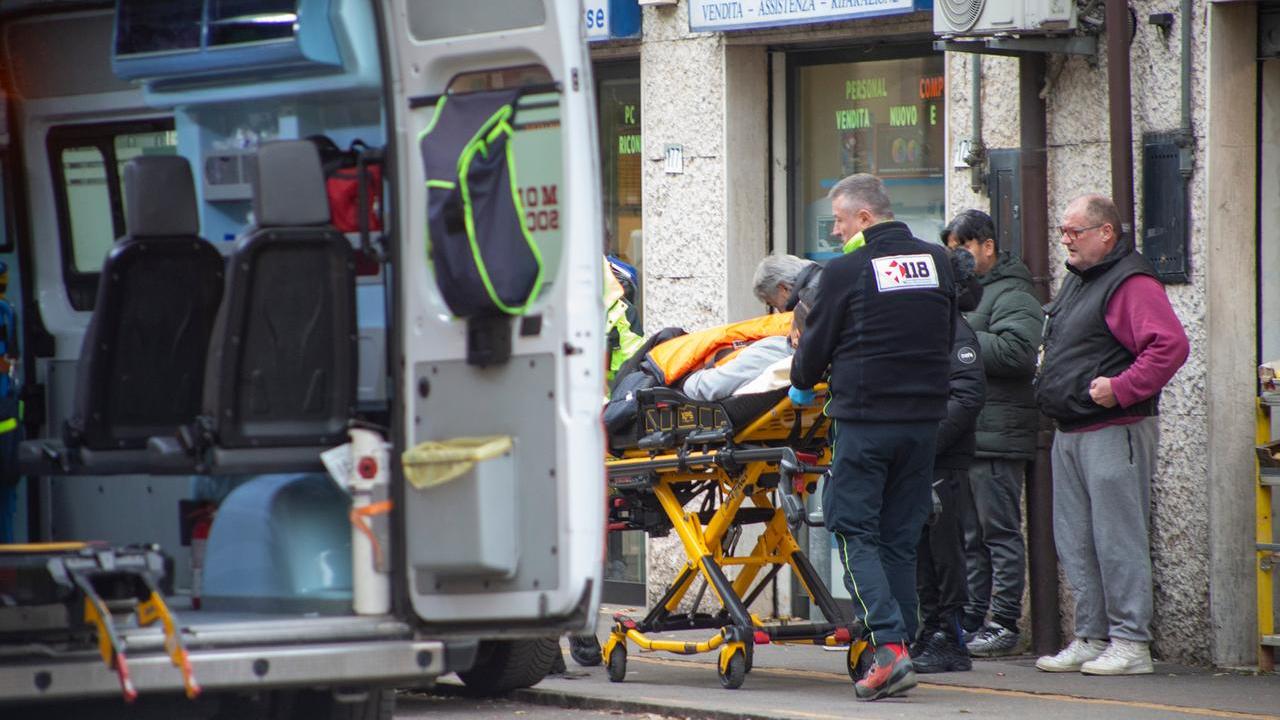 Il giovane soccorso dopo la caduta in via Luosi