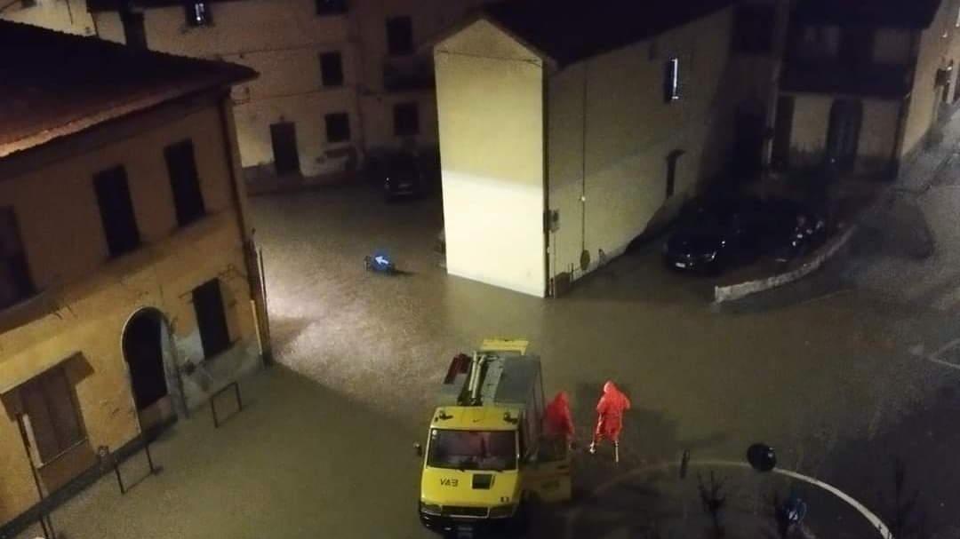 La stazione di Montale allagata