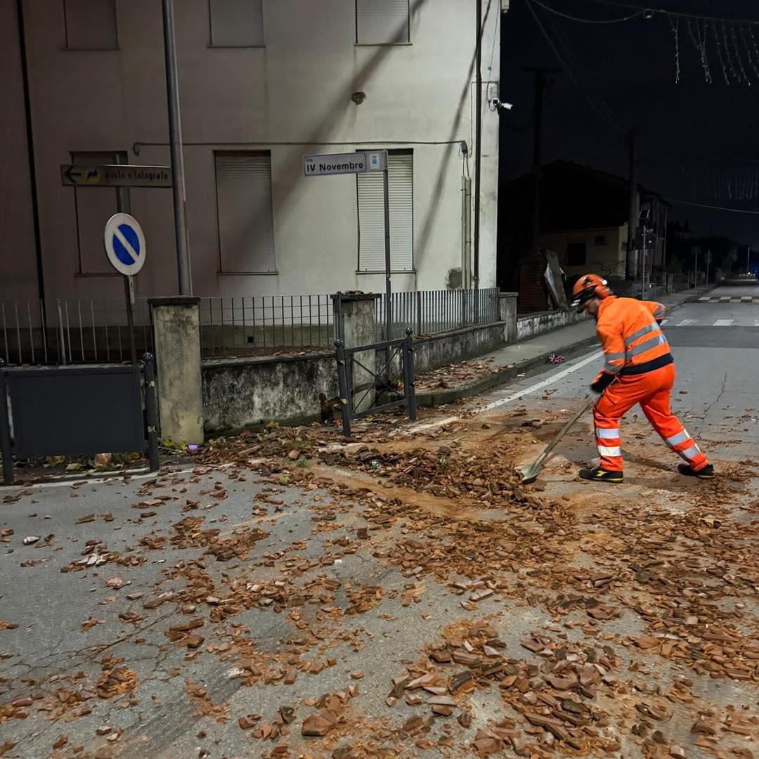 Altopascio, vento danneggia il tetto della primaria: scuola chiusa