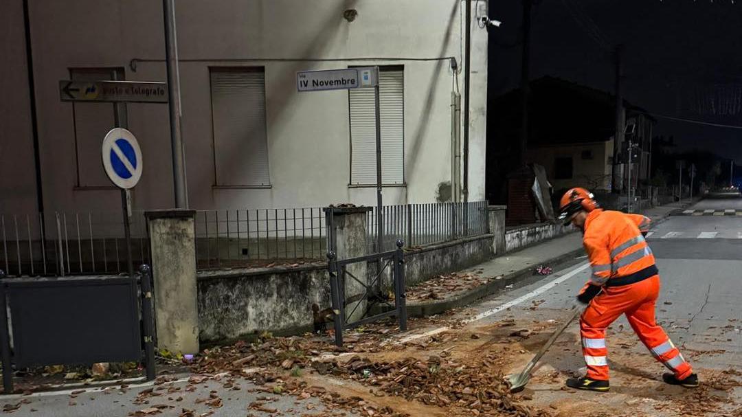 Altopascio, vento danneggia il tetto della primaria: scuola chiusa