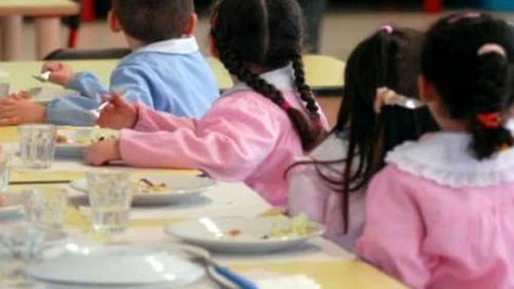 Montecarlo, pezzi di vetro nei piatti serviti alla mensa della primaria