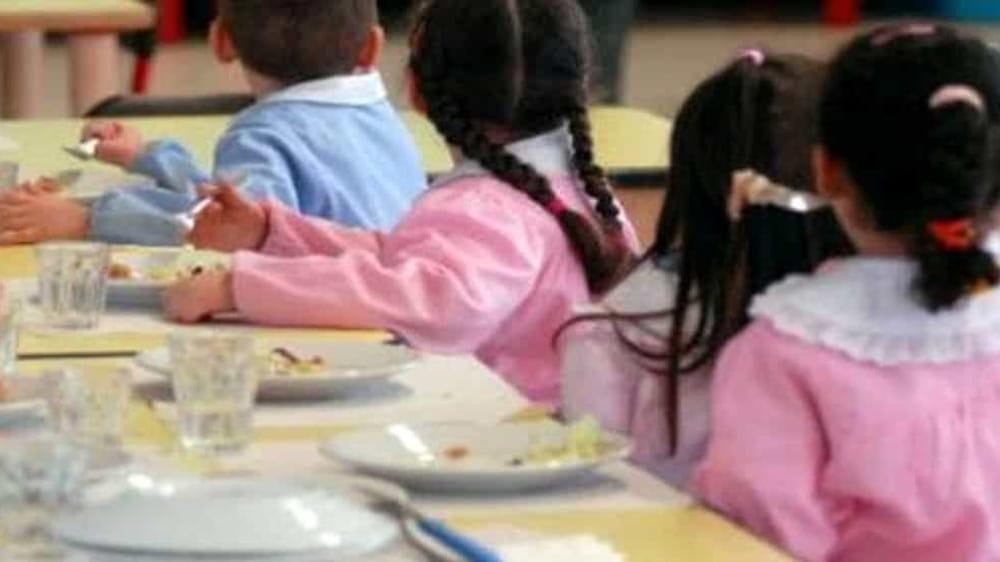 Montecarlo, pezzi di vetro nei piatti serviti alla mensa della primaria