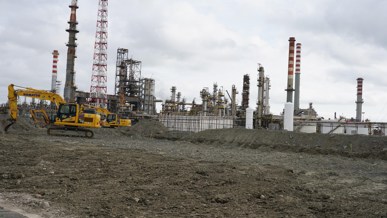 La raffineria Eni di Livorno (foto Silvi)