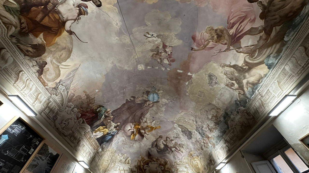 Uno degli affreschi di Palazzo Cevoli