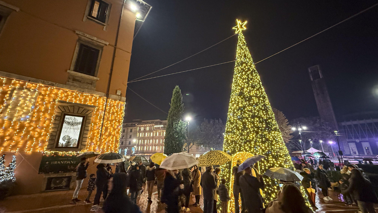 L'albero di Natale di piazza del Popolo acceso domenica scorsa al taglio del nastro del cartellone natalizio (foto Nucci)