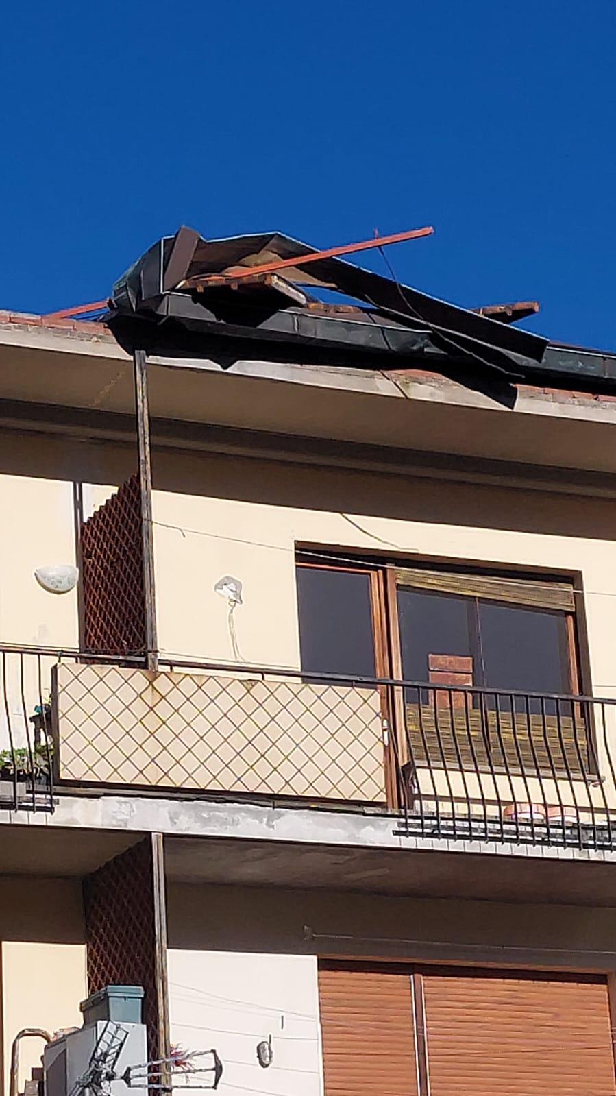 
	Il tetto danneggiato sul palazzo di Borgo a Mozzano (foto Michele Masotti)

