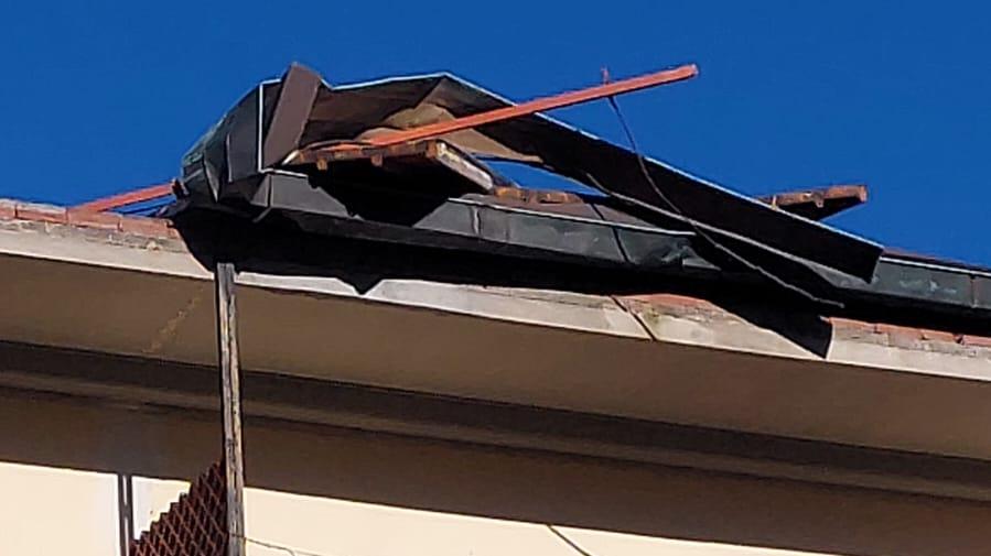 Il tetto danneggiato sul palazzo di Borgo a Mozzano (foto Michele Masotti)