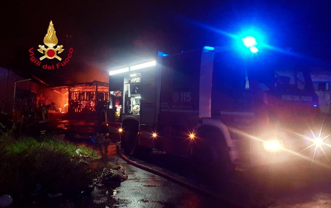 Firenze, incendio all’ippodromo delle Mulina: crolla una struttura