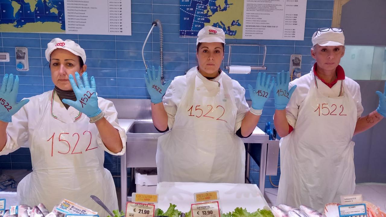 Violenza sulle donne, un minuto di silenzio nei supermercati Coop di Ferrara