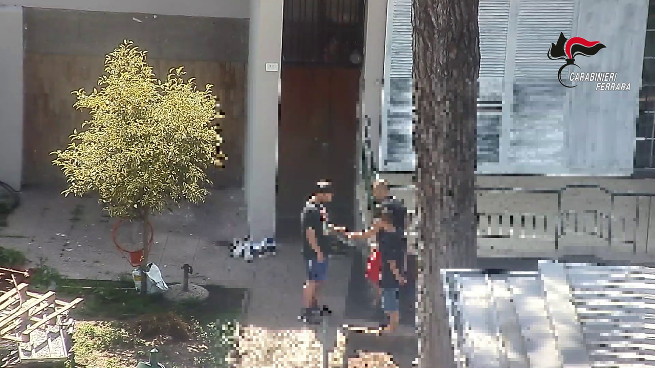 Lido Estensi, sgominata centrale dello spaccio: arrestati due trentenni