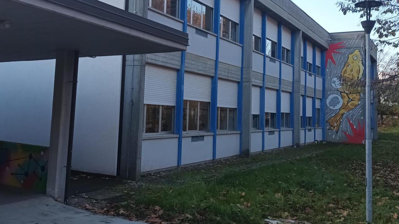 Nella scuola isolata da quasi un mese tornano a funzionare i telefoni