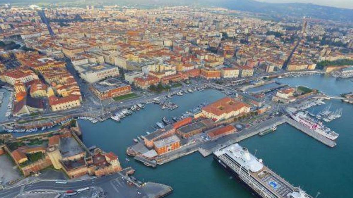 Uno scorcio dall'alto del porto di Livorno (foto di archivio)