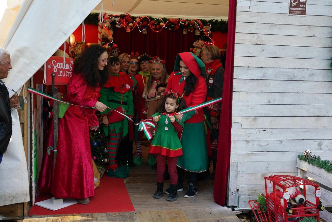 
	Una piccola elfa taglia il nastro del Villaggio di Natale dell&rsquo;anno scorso in villa Fabbricotti (foto Silvi)

