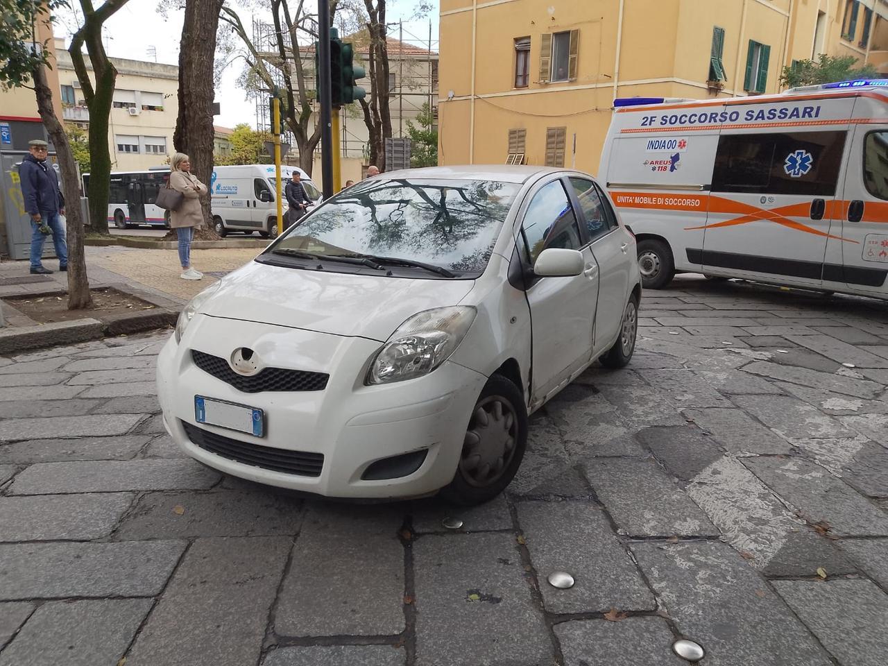 Pedone travolto da un’auto mentre attraversa la strada