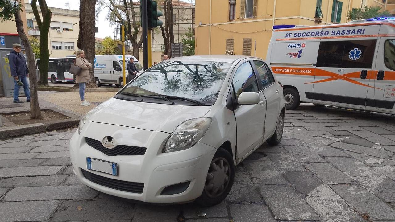 Pedone travolto da un’auto mentre attraversa la strada