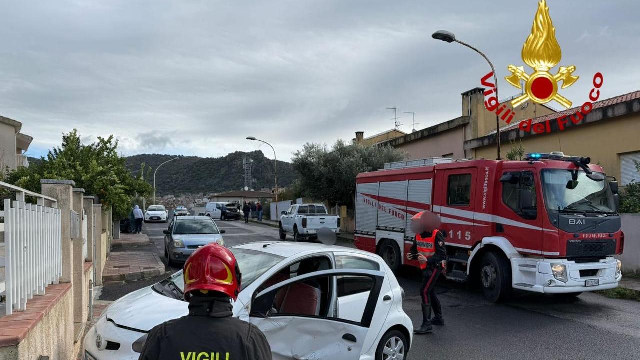 Violento scontro tra due auto, un ferito