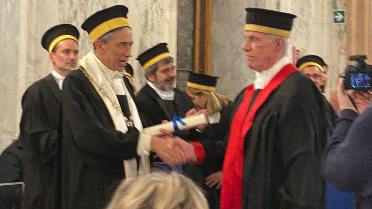 Il professore mentre riceve il dottorato di ricerca honoris causa