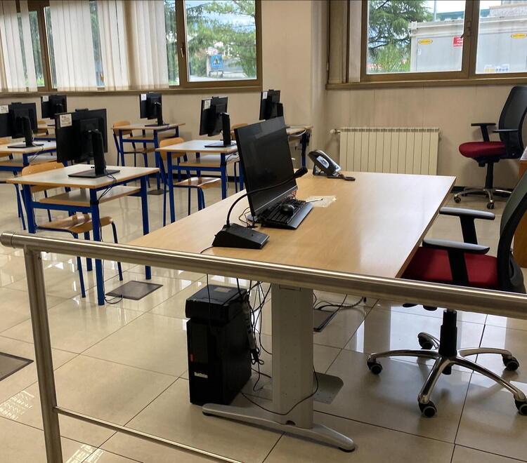 
	Una sala dotata di computer in cui si tengono gli esami di guida&nbsp;&nbsp;

