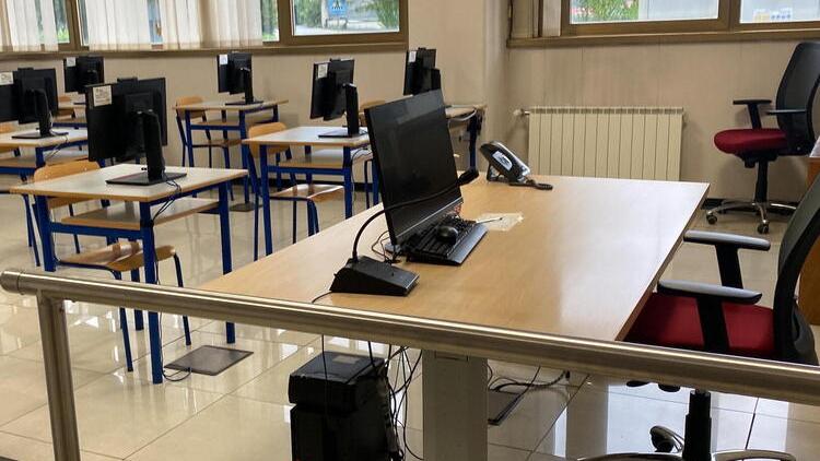 Una sala dotata di computer in cui si tengono gli esami di guida 