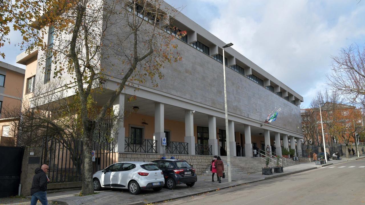 Botte al marito con la scopa: la moglie finisce in tribunale