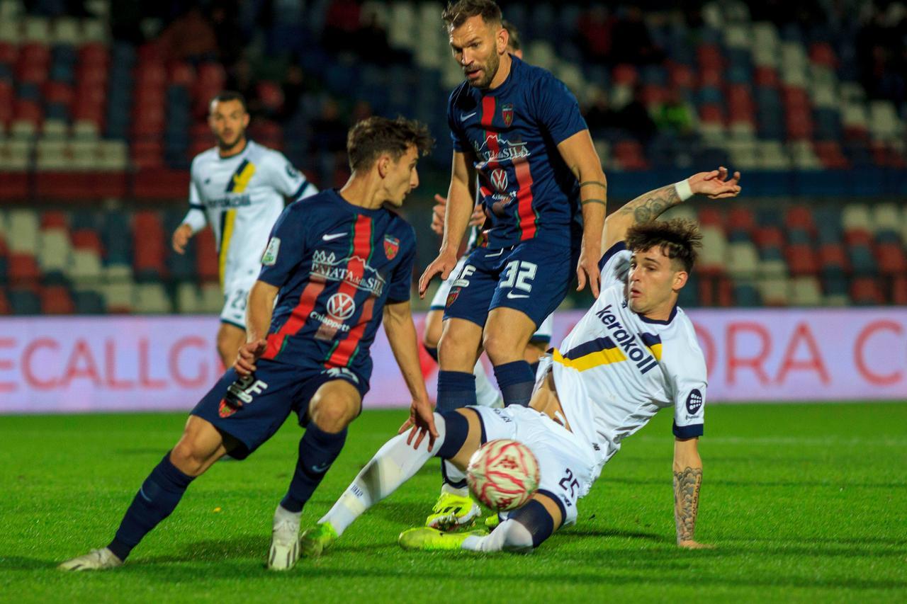 Il Modena spreca troppo e in dieci è ripreso a Cosenza