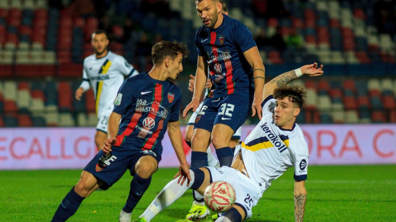 Il Modena spreca troppo e in dieci è ripreso a Cosenza