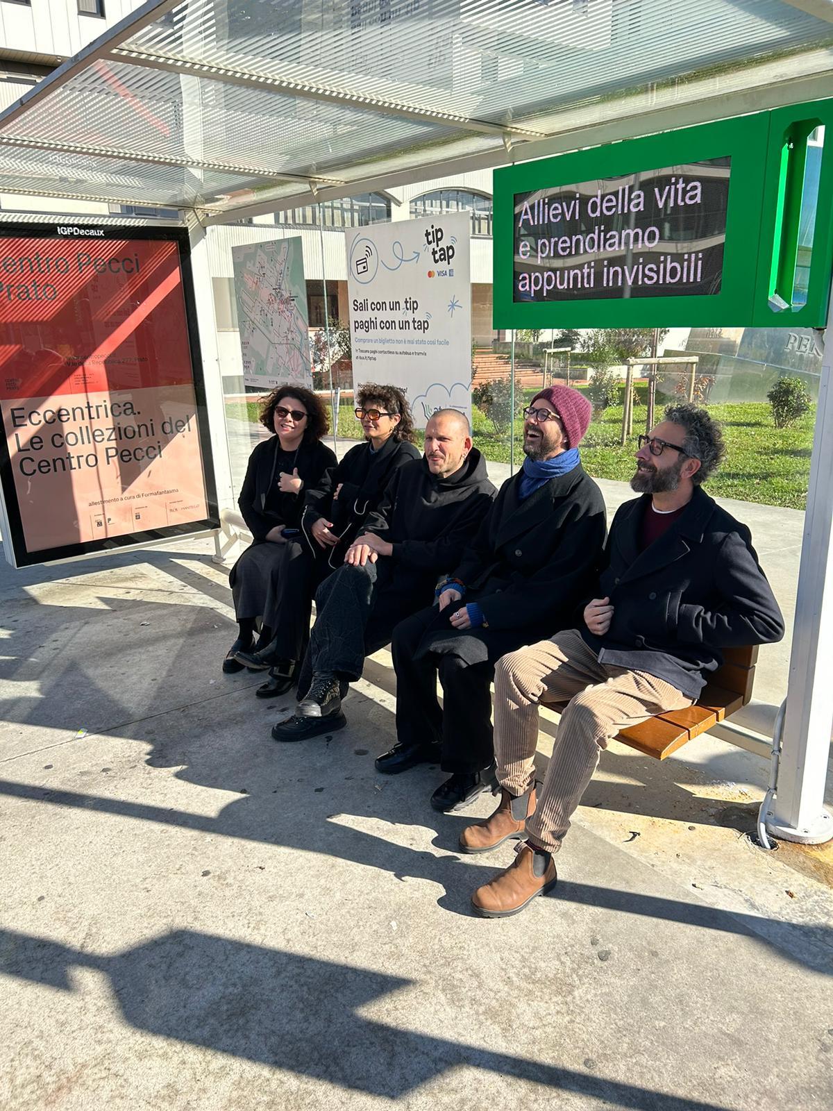 
	L'installazione di Benassi alla fermata del bus davanti al museo Pecci


