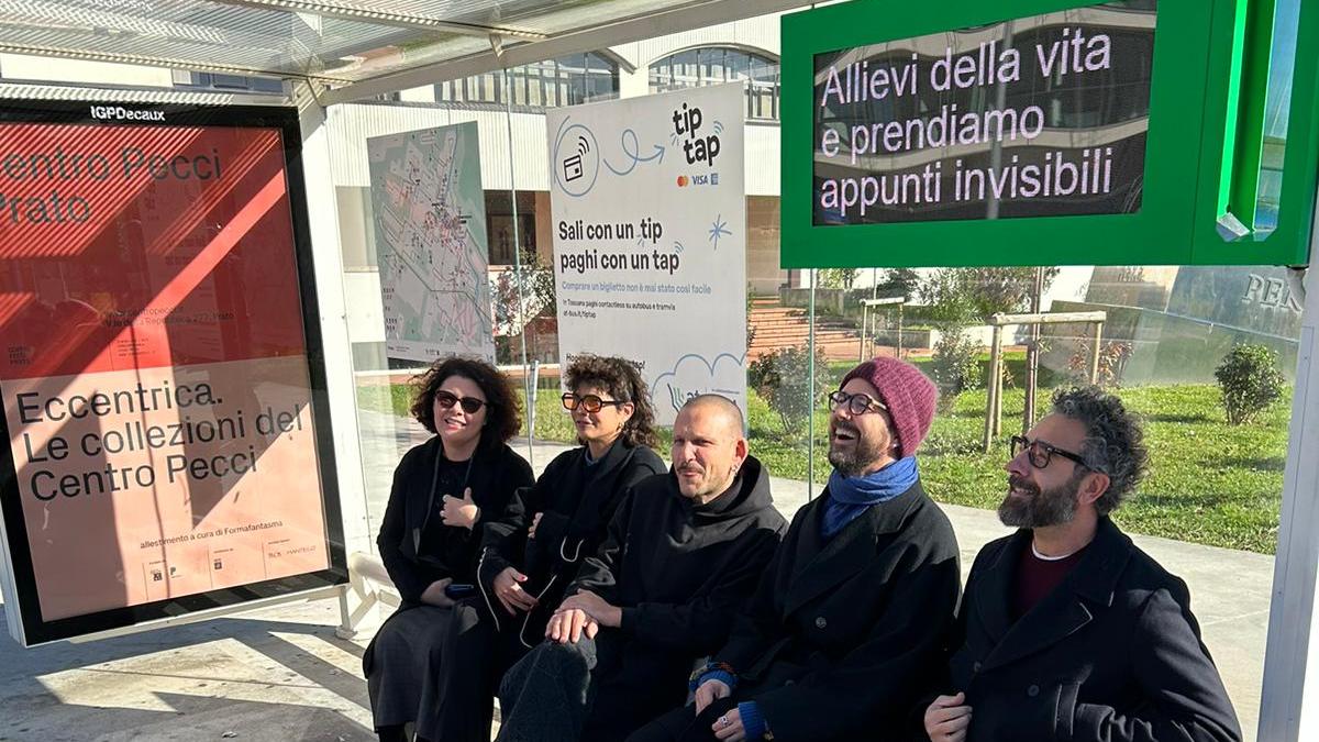 L'installazione di Benassi alla fermata del bus davanti al museo Pecci