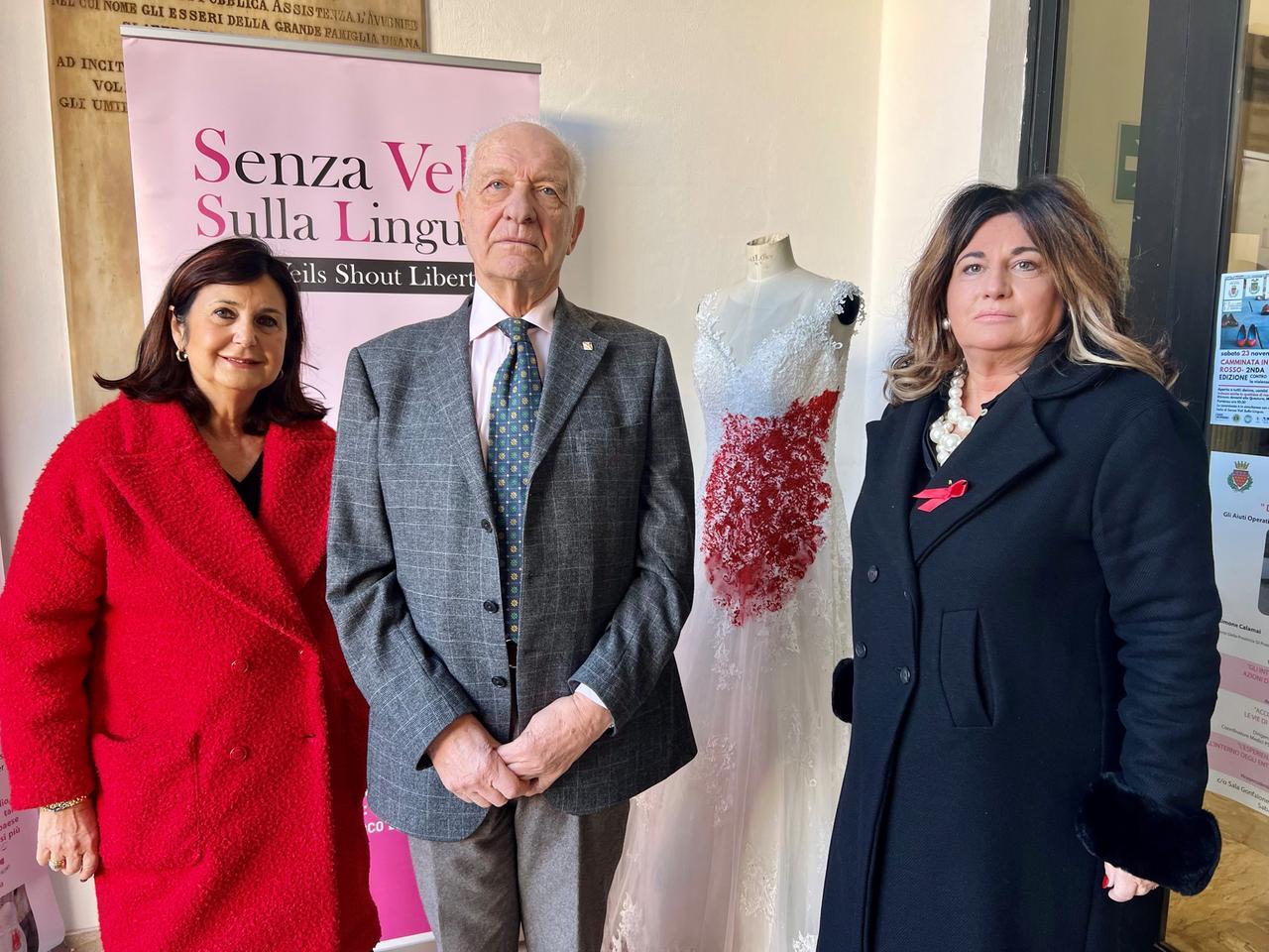 Prato, un abito da sposa macchiato di sangue per lottare contro la violenza sulle donne