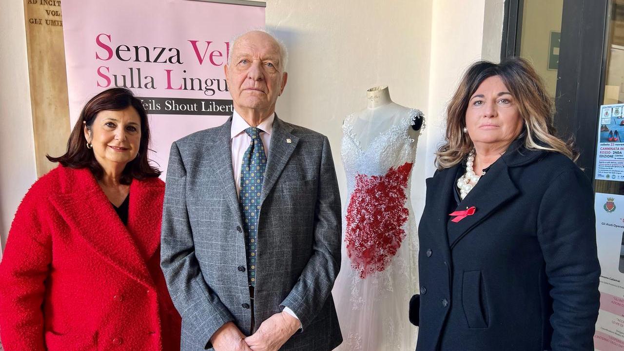 Prato, un abito da sposa macchiato di sangue per lottare contro la violenza sulle donne