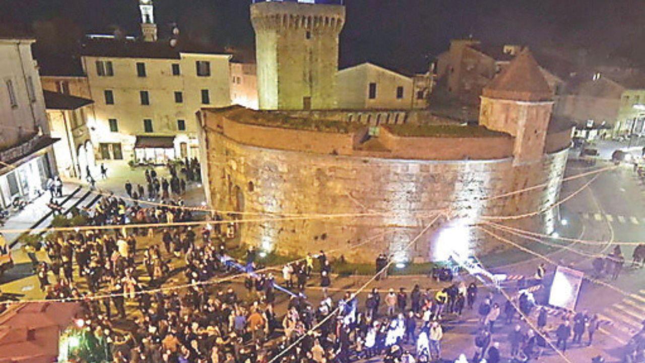 
	Una delle ultime feste in piazza (foto Paolo Barlettani)

