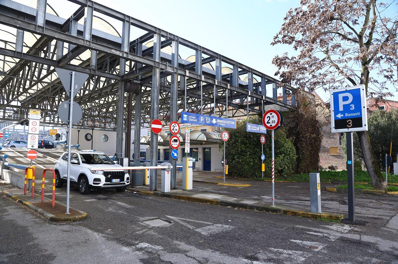 Ferrara, corsa al parcheggio: i giorni più duri dei pendolari