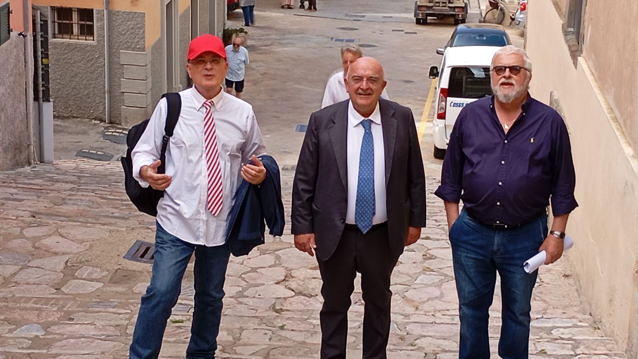 
	Da sinistra gli assessori Luca Eller, il vicesindaco Claudio De Santi e l&rsquo;ormai ex assessore Ruggero Barbetti

