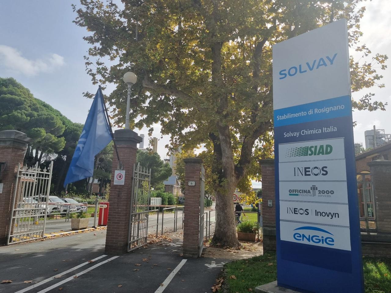 
	L'ingresso della Solvay a Rosignano

