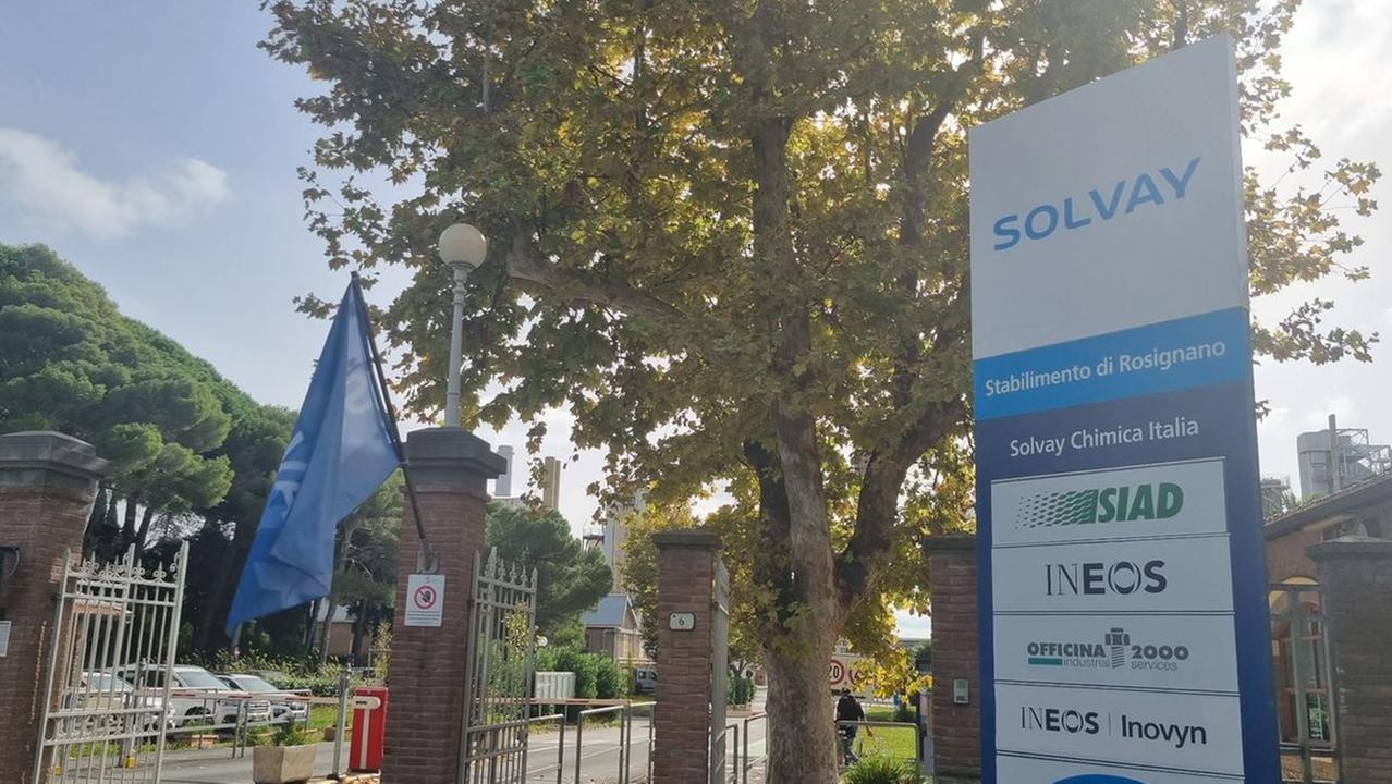 L'ingresso della Solvay a Rosignano