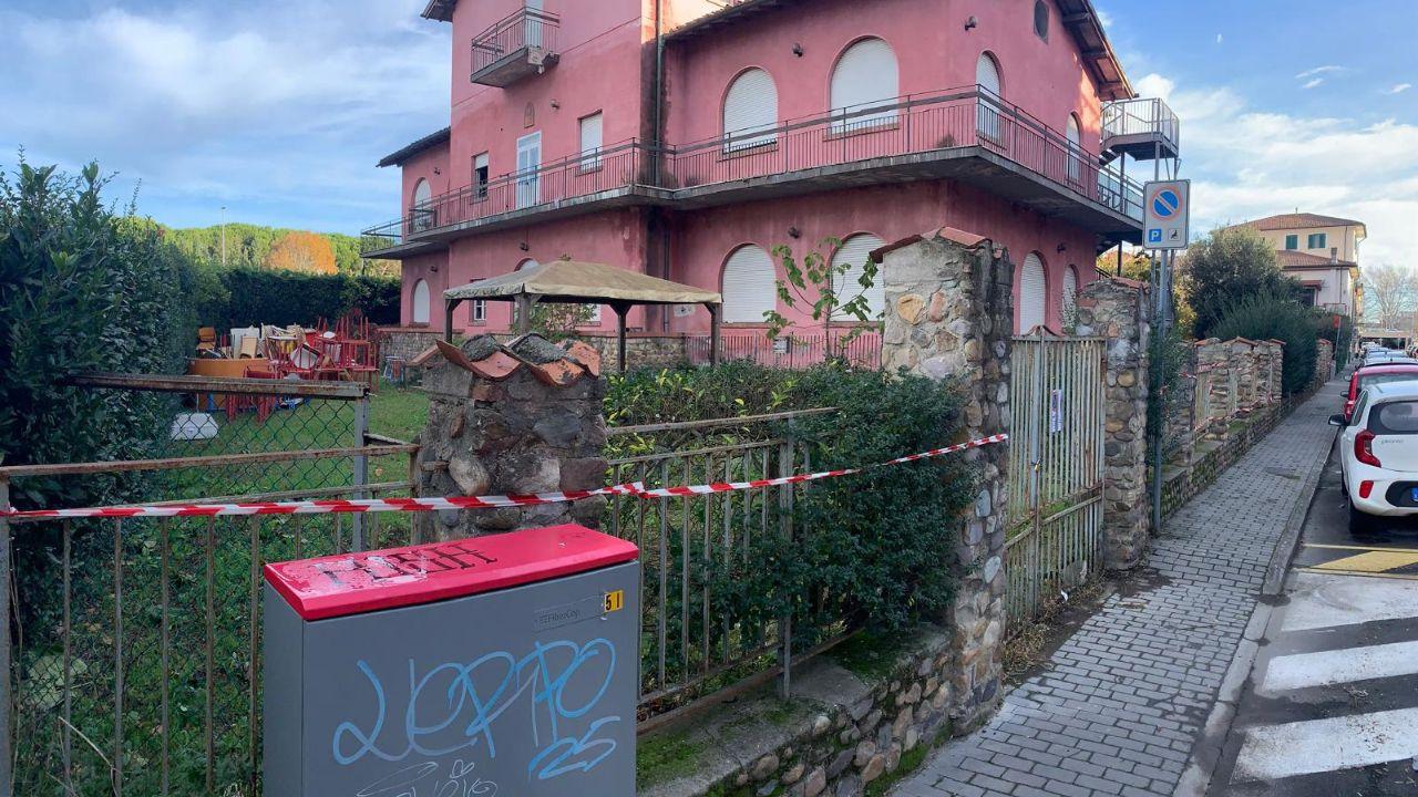 Scuola materna di via Corridoni a Pontedera col nastro bianco e rosso d’inizio cantiere