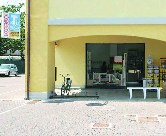 Rapina in tabaccheria a Santa Vittoria, in azione due banditi armati di pistola