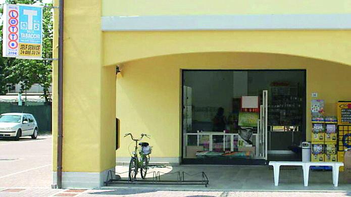 Rapina in tabaccheria a Santa Vittoria, in azione due banditi armati di pistola