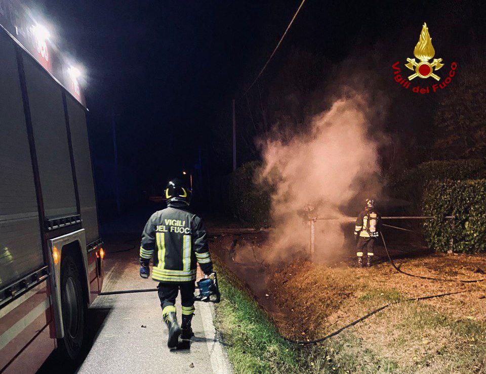 Muore a 26 anni nell’auto che prende fuoco dopo l’incidente
