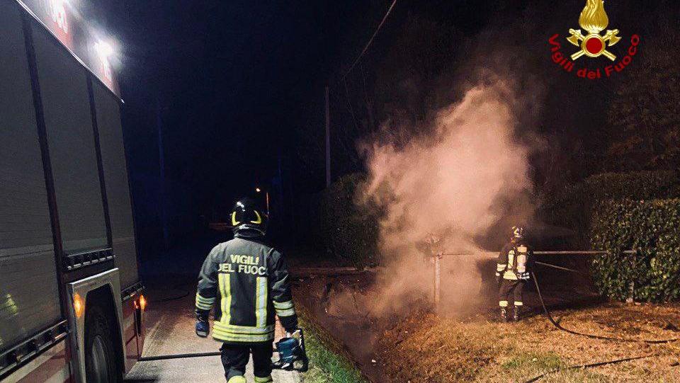 Muore a 26 anni nell’auto che prende fuoco dopo l’incidente