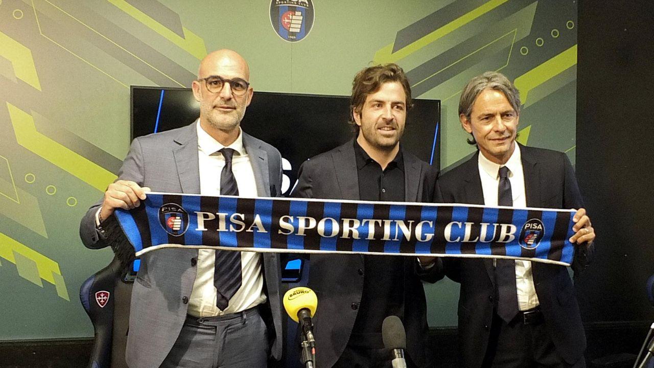 Davide Vaira (a sinistra) nel giorno della presentazione come ds del Pisa