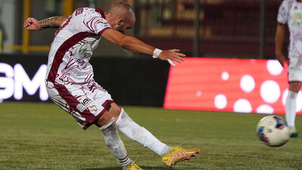 Giovanni Catanese in azione in una delle partite giocate con la maglia del Pontedera (foto Silvi)