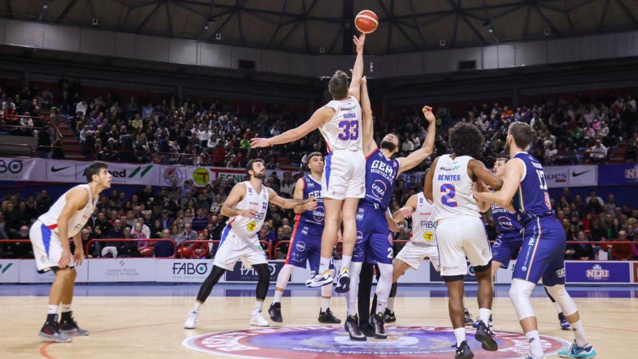 Una palla a due in un derby nella passata stagione fra Herons e T Gema