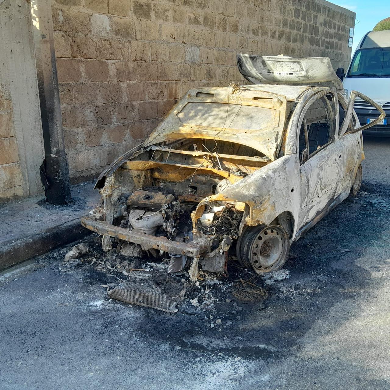 Attentato incendiario nella notte: a fuoco un’auto